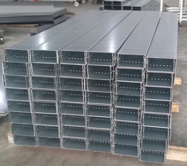 Máng cáp sơn tĩnh điện 200x100 - Công Ty Cổ Phần Đầu Tư Phát Triển QTK Hà Nội